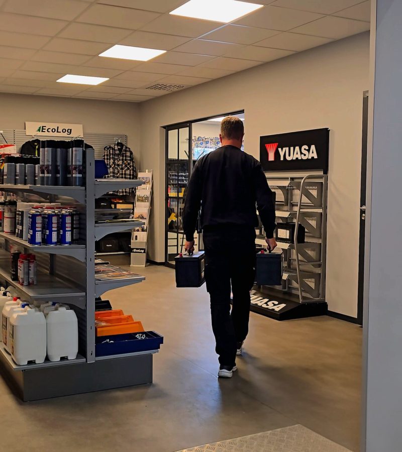 Claes, VD för Julita Maskinservice, arbetar i butiken med Yuasa-batterier